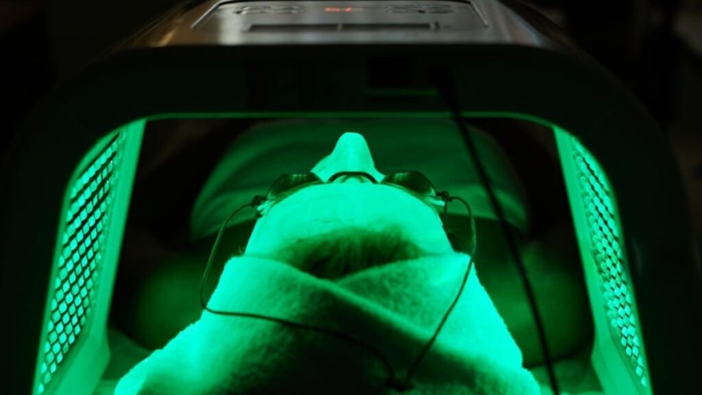 What does green light therapy do