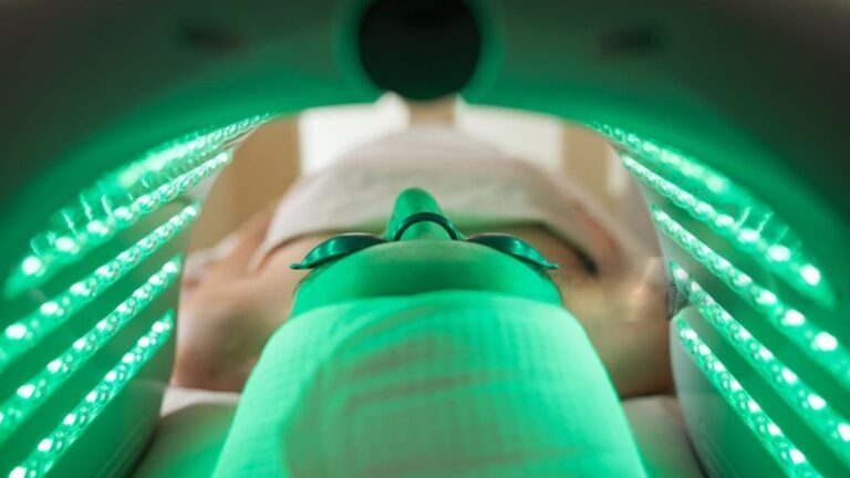 What does green light therapy do